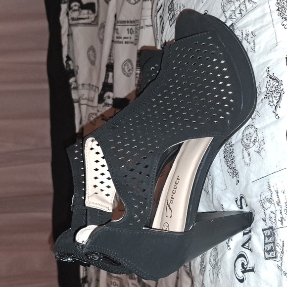 For ever 21 black net heels - Picture 3 of 10